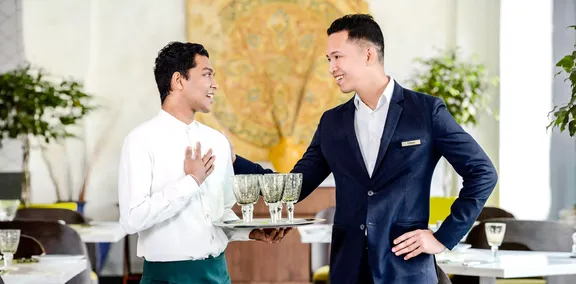 oo-tp-manager-tapping-shoulder-01