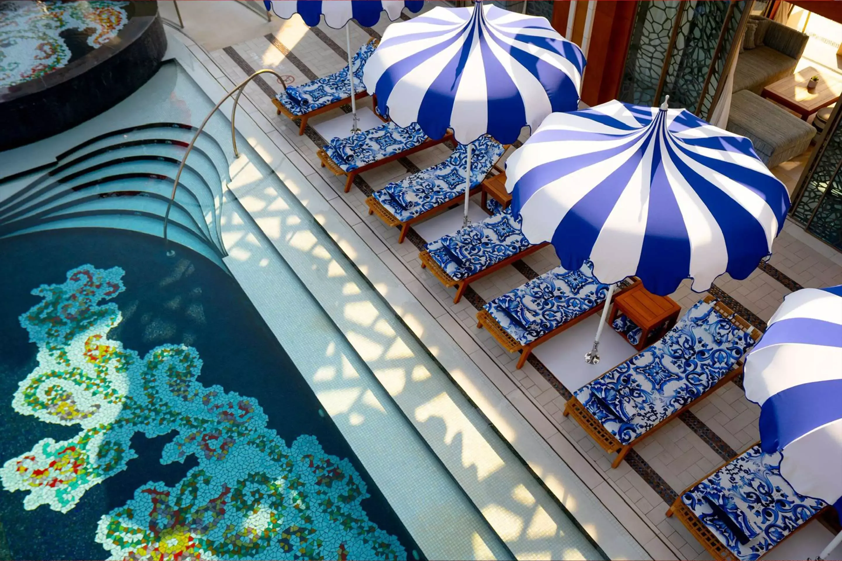 Cloud 22 sunbeds by the pool