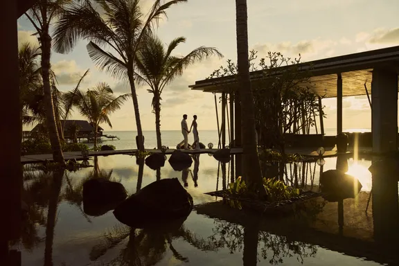 One&Only Reethi Rah - TAPASAKE - Couple Strolling at Teppanyaki Pond