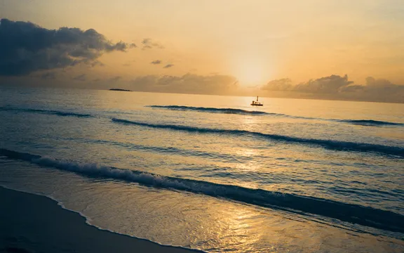 One&Only Reethi Rah - Lifestyle - Beach at Sunrise