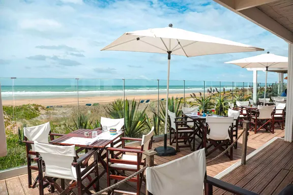 Mazagan Beach and Golf Resort - Enjoy freshly prepared dishes with Atlantic Ocean views at our Barbecue restaurant