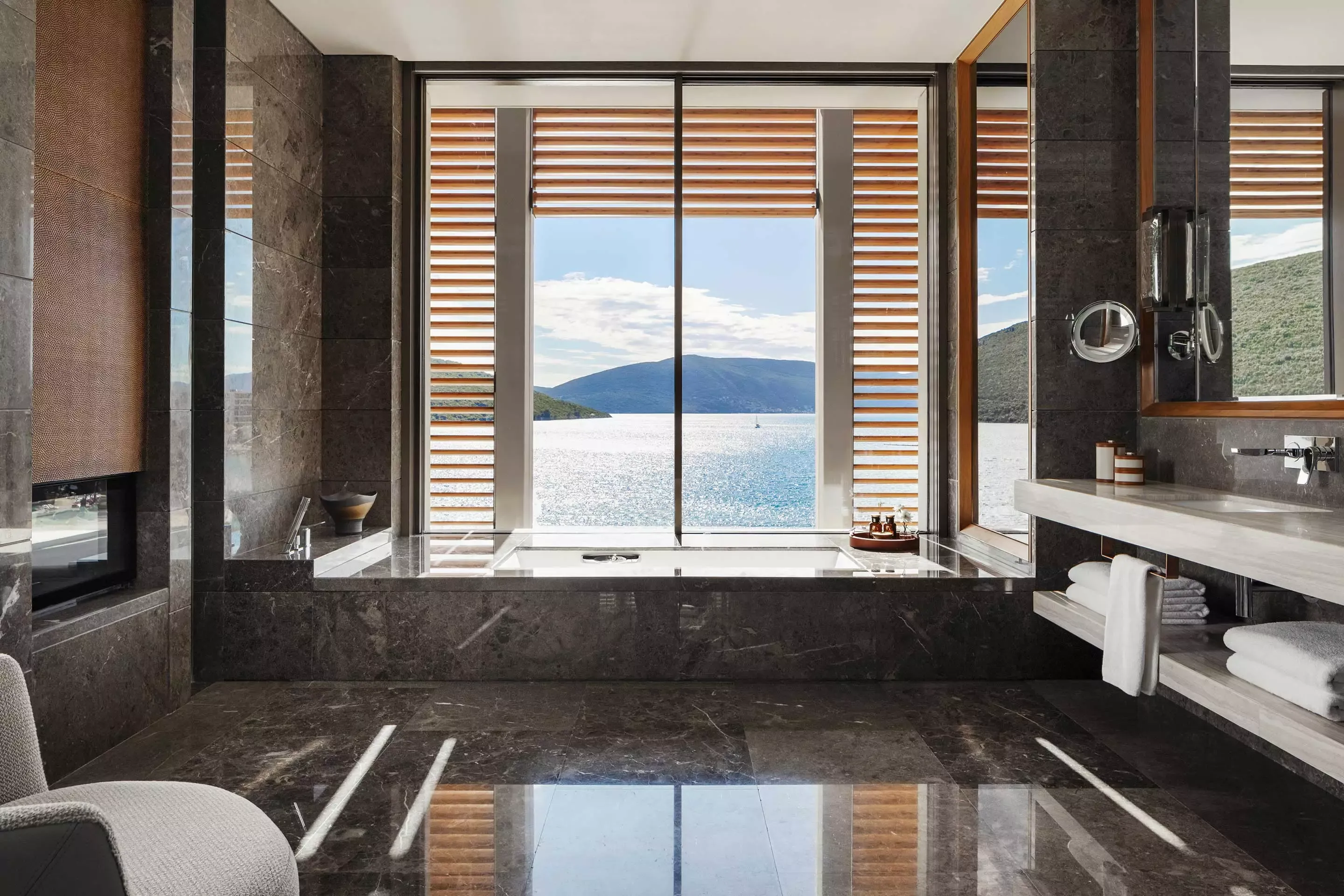 oopm-panoramic-bayview-suite-bathroom-view