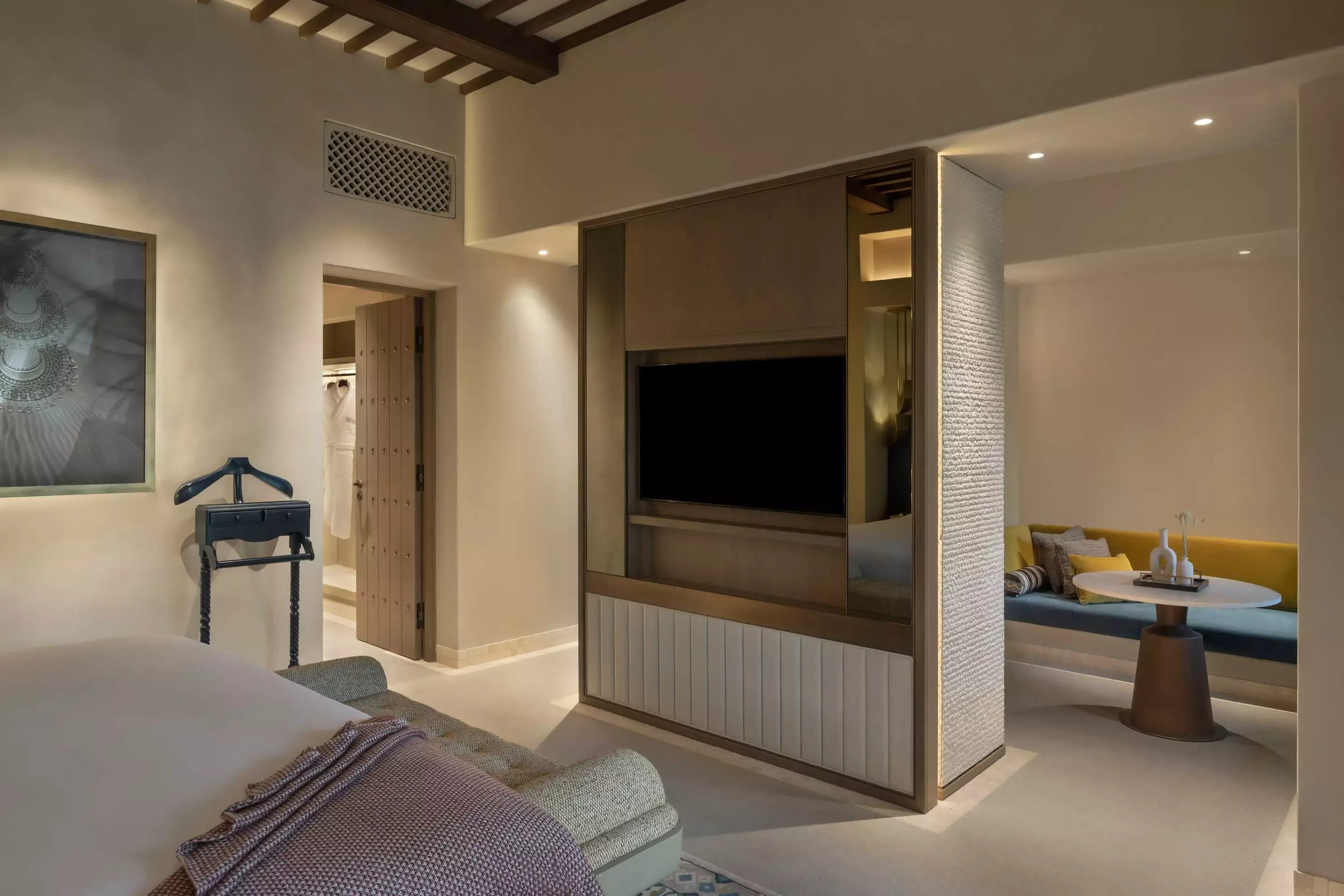 bas-rooms-junior-suite-room-tv_009
