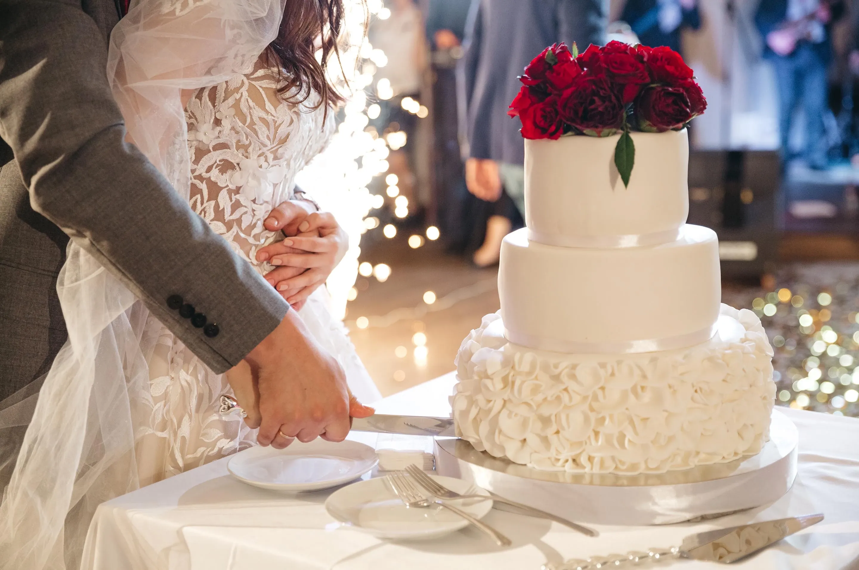wedding-couple-cake