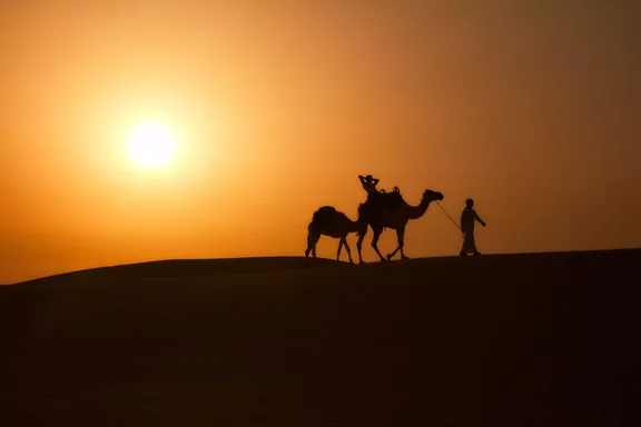 bas-lifestyle-sunset-desert-15505-master