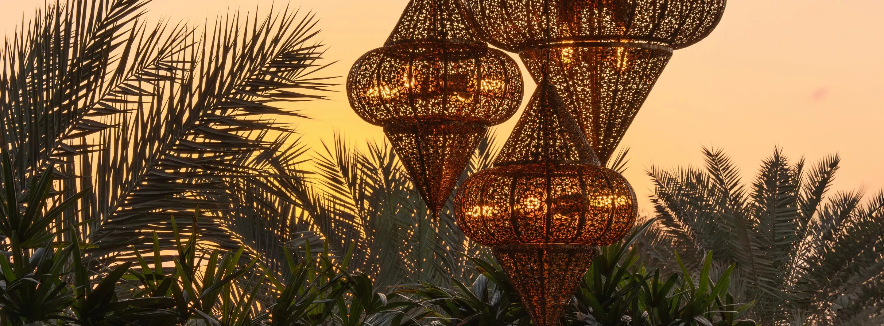 Elegant linear cluster chandelier at Ninive, Bab Al Shams