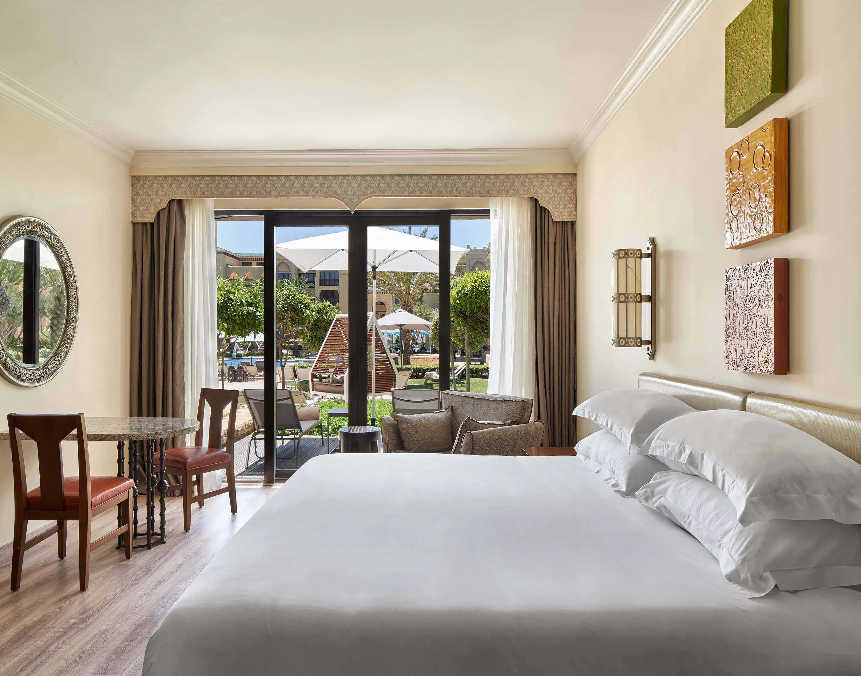 patio-king-bed