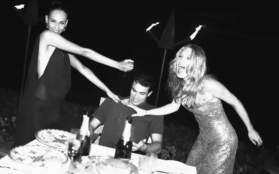 One&Only Reethi Rah - Lifestyle - Friends enjoying dinner