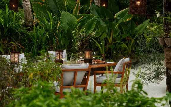 One&Only Reethi Rah - Botanica - Dining area detail