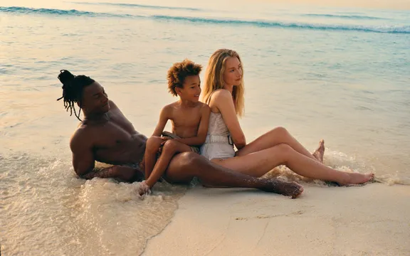 One&Only Reethi Rah - Lifestyle - Family enjoying beach time