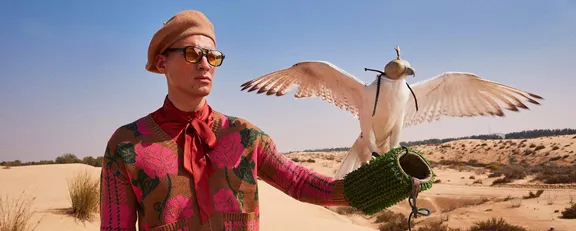 bas-lifestyle-desert-falconry-man-0512-v1