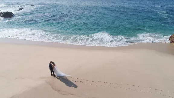 oopal-lifestyle-wedding-couple-beach